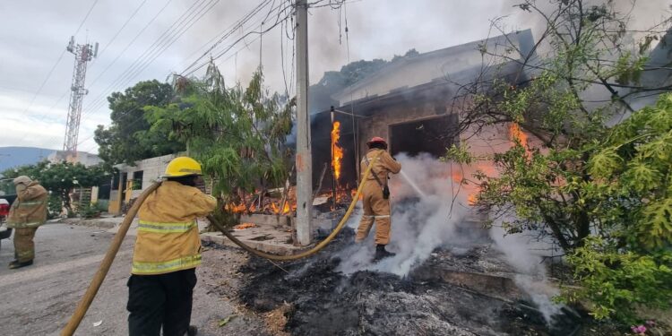 Bomberos extinguen incendio en vivienda deshabitada de la colonia Juárez