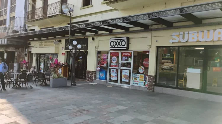 Asaltan tienda Oxxo frente a la Presidencia Municipal de Tampico