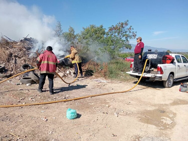 Atienden bomberos incendios de pastizal y basurero en Ciudad Victoria