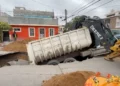 Socavón hunde camión y expone deterioro del drenaje en Ciudad Madero