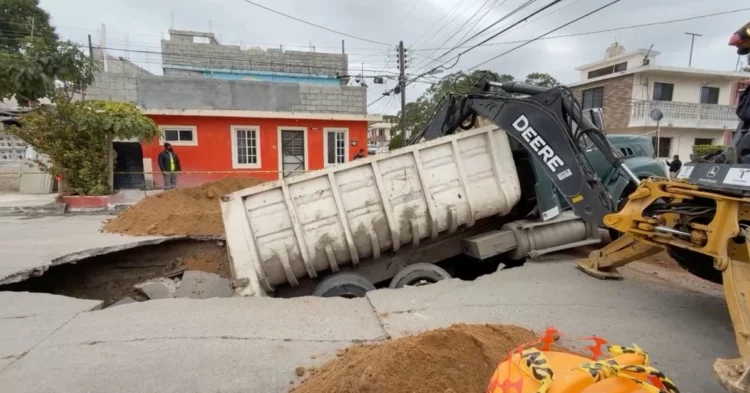Socavón hunde camión y expone deterioro del drenaje en Ciudad Madero