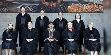 Ministros de la SCJN estrenan camionetas pesde a política de austeridad