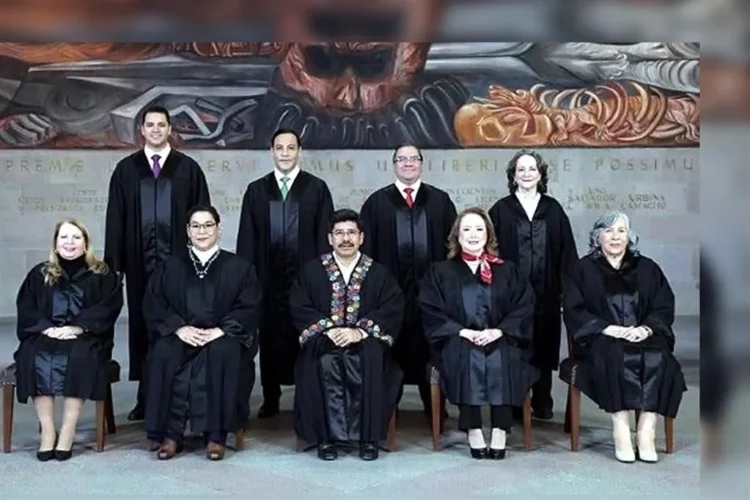 Ministros de la SCJN estrenan camionetas pesde a política de austeridad