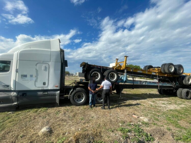 Aseguran tractocamión con identificación alterada en carretera Rumbo Nuevo