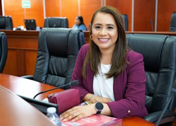 Retienen a diputada de Morena por dólares no declarados