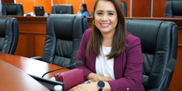 Retienen a diputada de Morena por dólares no declarados