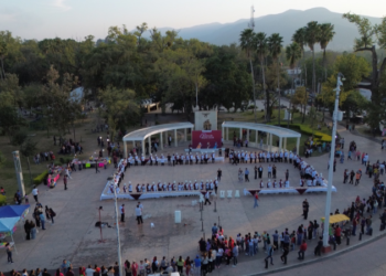 Universidad Vizcaya regala Rosca de Reyes en el Paseo Méndez