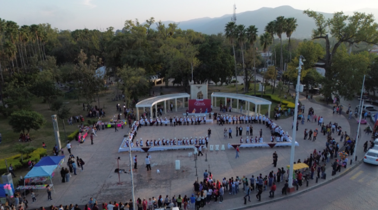 Universidad Vizcaya regala Rosca de Reyes en el Paseo Méndez