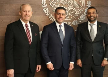 Director de FBI deja México y traslada a dos prófugos prioritarios a EU