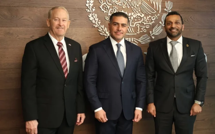 Director de FBI deja México y traslada a dos prófugos prioritarios a EU