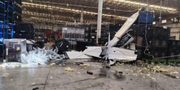 Avioneta se desploma en Ramos Arizpe: Caen en nave industrial