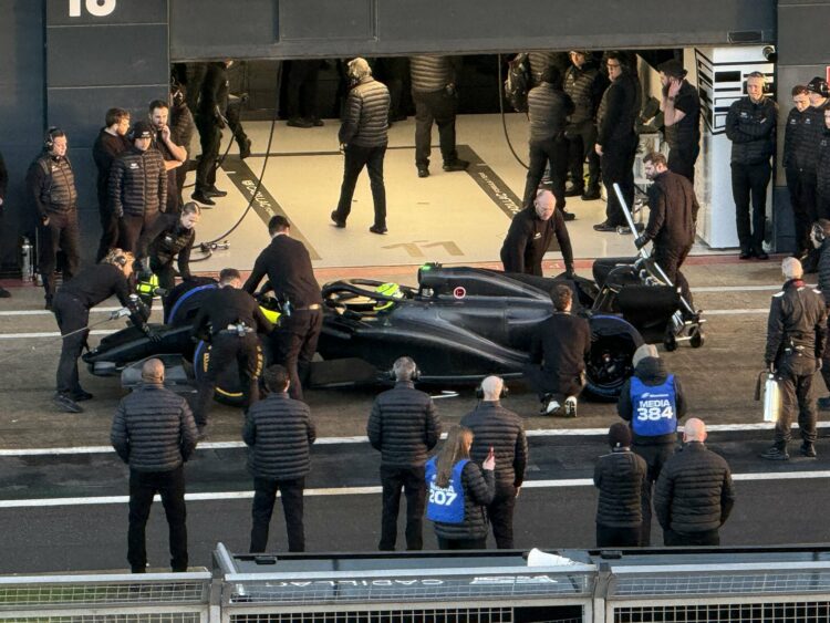 Primeras vueltas de Checo Pérez en el auto de Cadillac