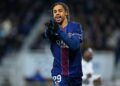 PSG líder de la Ligue 1: Barcola vence al Auxerre