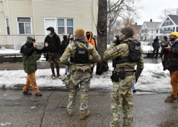 Choque entre manifestantes y agentes federales tras muerte de mujer baleada por ICE