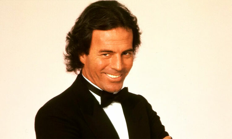 Testimonios de figuras mexicanas reavivan las acusaciones de conducta inapropiada contra Julio Iglesias