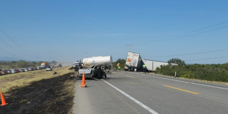 Choque carretero frontal de tráiler y auto focus deja cuatro calcinados en el tramo Victoria–Zaragoza