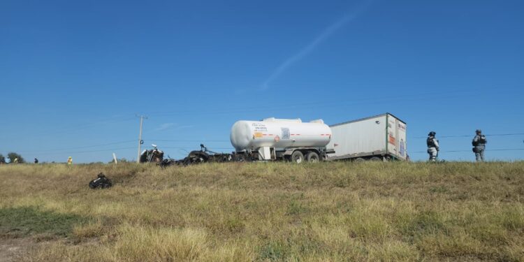 Choque carretero frontal de tráiler y auto focus deja cuatro calcinados en el tramo Victoria–Zaragoza