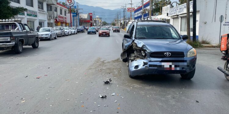 Se pasa algo y choca; un herido