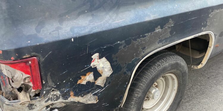 Se pasa algo y choca; un herido