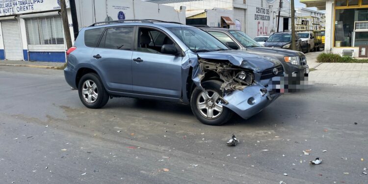 Se pasa algo y choca; un herido