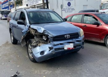 Se pasa algo y choca; un herido