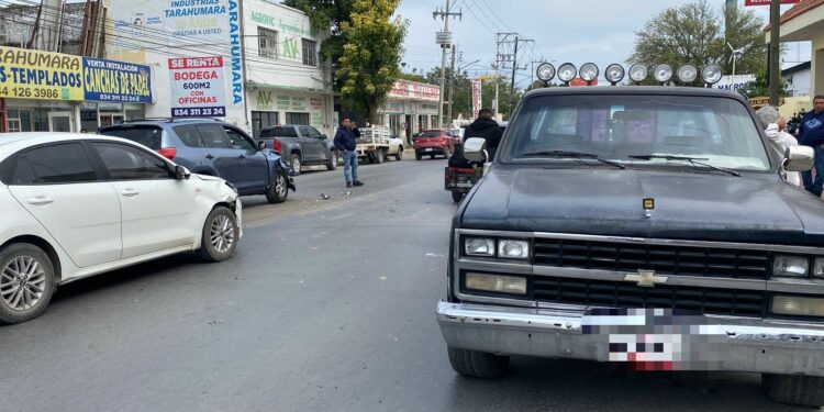 Se pasa algo y choca; un herido