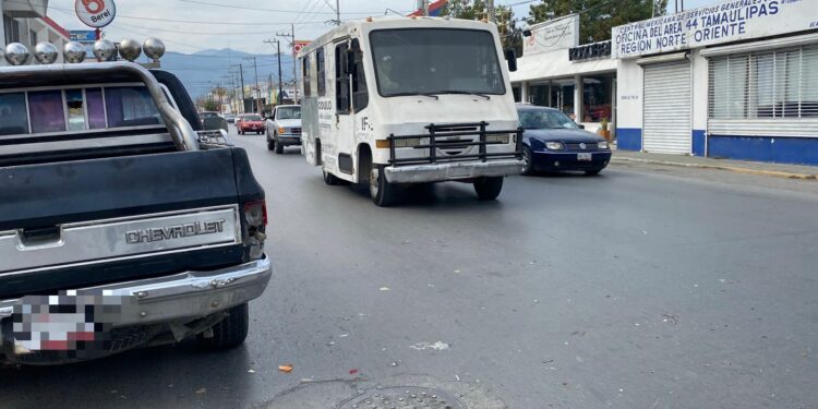 Se pasa algo y choca; un herido