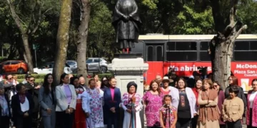 Sheinbaum inaugura esculturas femeninas contra racismo y machismo