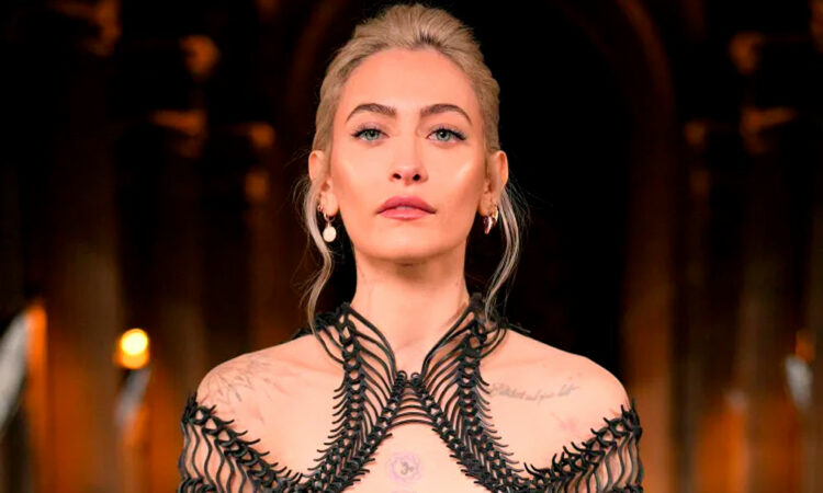 Celebra Paris Jackson sobriedad y resiliencia