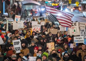 Protestas sacuden Mineápolis por redadas migratorias y detención de un niño