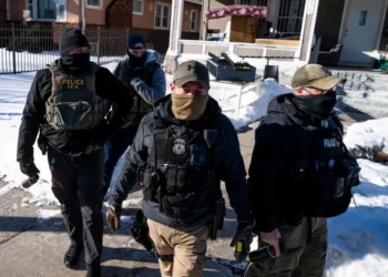 Suspenden a agentes federales tras tiroteo mortal en Minneapolis