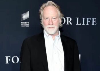 La defensa de Timothy Busfield impugna la prisión preventiva y rechaza cargos de abuso infantil