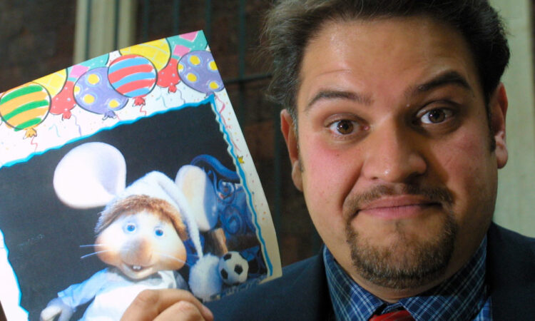 Fallece Gabriel Garzón, actor de doblaje y voz oficial de Topo Gigio, a los 57 años.