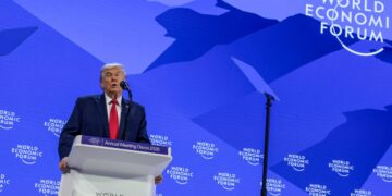 Trump presiona por negociar Groenlandia y descarta uso de fuerza en Davos