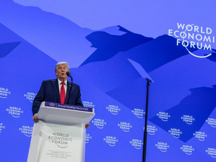 Trump presiona por negociar Groenlandia y descarta uso de fuerza en Davos