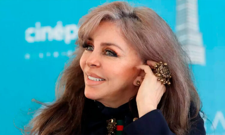 Verónica Castro recibe alta hospitalaria y continúa tratamiento por dolores crónicos.