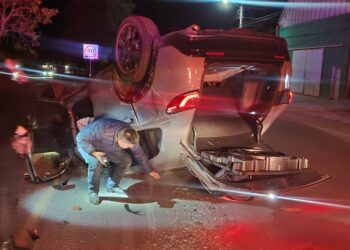 Camioneta vuelca en libramiento Portes Gil; una mujer resulta lesionada