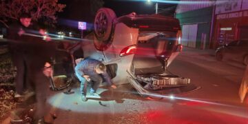 Camioneta vuelca en libramiento Portes Gil; una mujer resulta lesionada