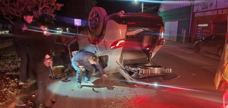Camioneta vuelca en libramiento Portes Gil; una mujer resulta lesionada