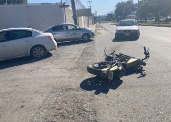 Motociclista intenta rebasar de manera prohibida y derrapa en el Bulevar Fidel Velázquez