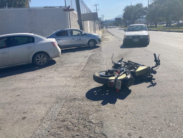 Motociclista intenta rebasar de manera prohibida y derrapa en el Bulevar Fidel Velázquez