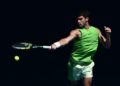 Carlos Alcaraz en Australia: vence a Moutet y cita a Tommy