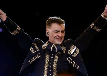 Operan de emergencia a Alejandro Fernández; se recupera favorablemente de una apendicitis.