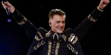 Operan de emergencia a Alejandro Fernández; se recupera favorablemente de una apendicitis.