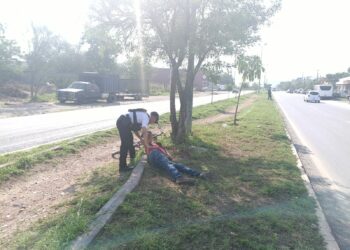 Auxilian a adulto mayor deshidratado tirado en camellón