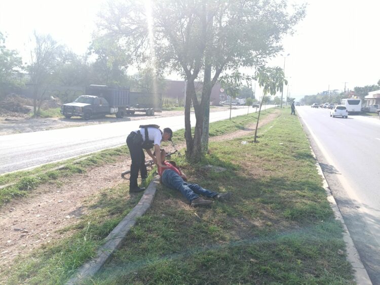 Auxilian a adulto mayor deshidratado tirado en camellón