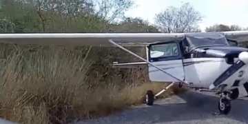 Avioneta aterriza en emergencia en carretera de Villagrán, Tamaulipas