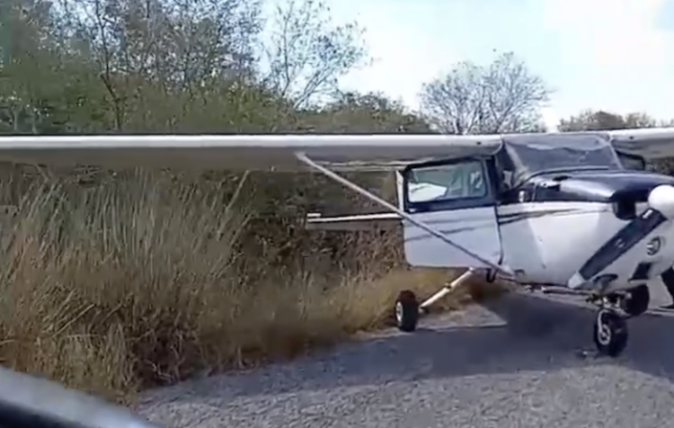 Avioneta aterriza en emergencia en carretera de Villagrán, Tamaulipas