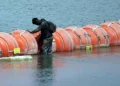 EEUU instala boyas en el río Bravo bajo puente Los Tomates en Matamoros