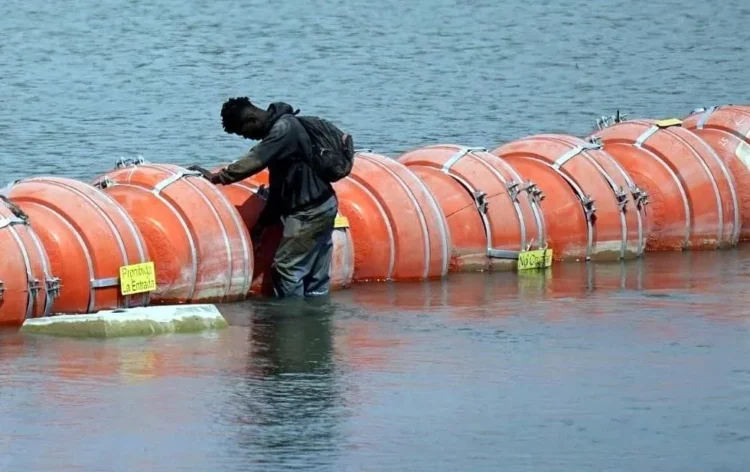 EEUU instala boyas en el río Bravo bajo puente Los Tomates en Matamoros